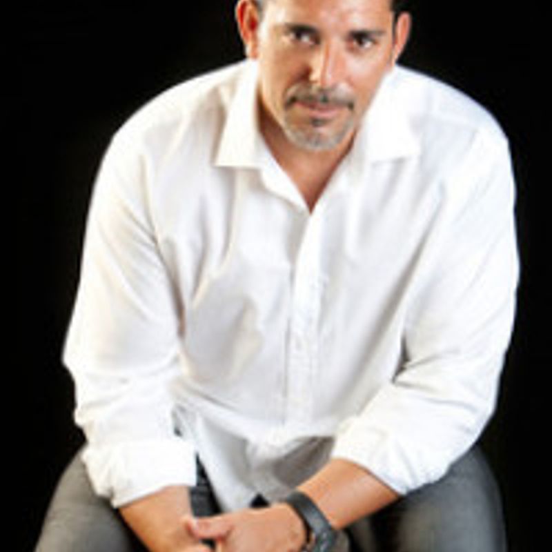 Víctor del Árbol profile picture