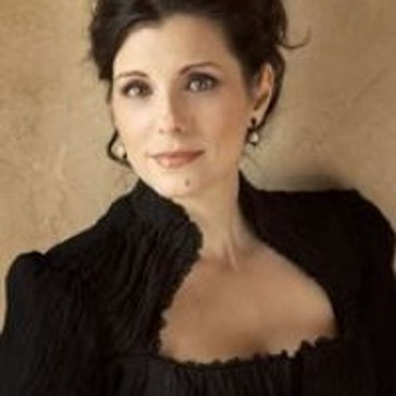 Deanna Raybourn profile picture