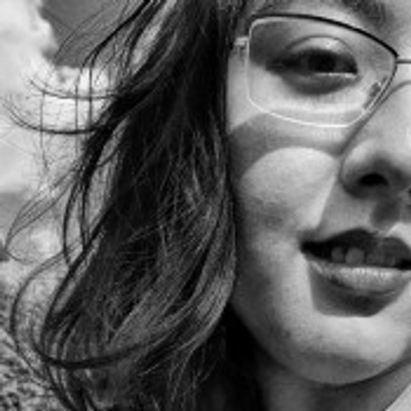 Juliana Harue | IG: @_ bibliotecadaharue picture