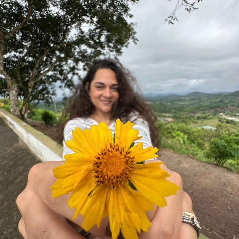 Gabriella Souza picture