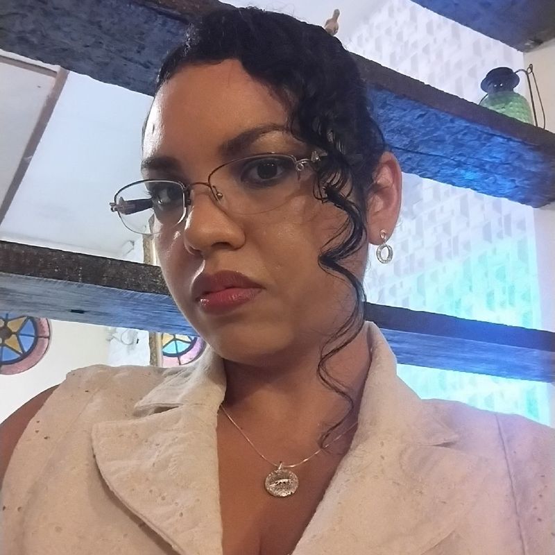 Camila Souza picture