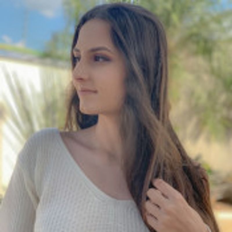 Camila Souza picture