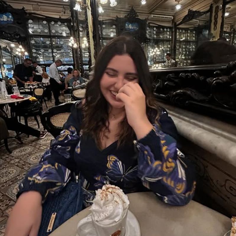 Laura Oliveira picture