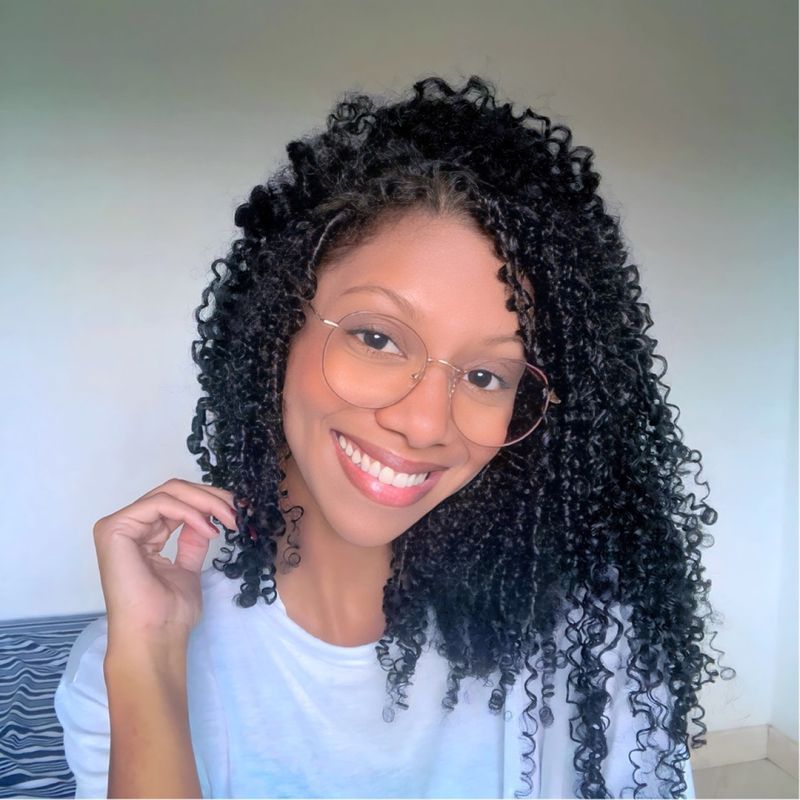 Camila Souza picture