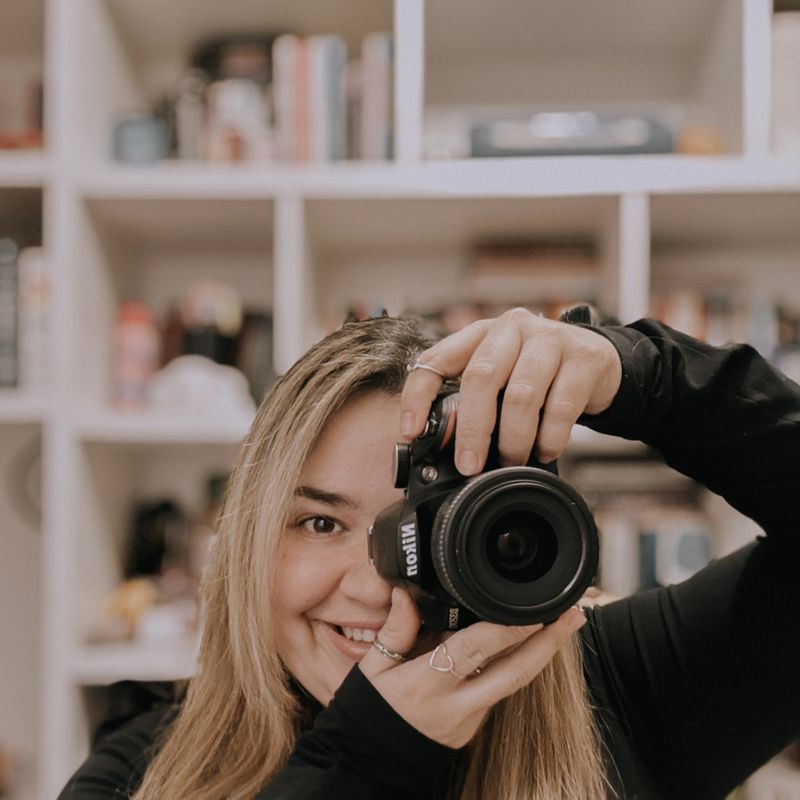 Débora Favoreto picture