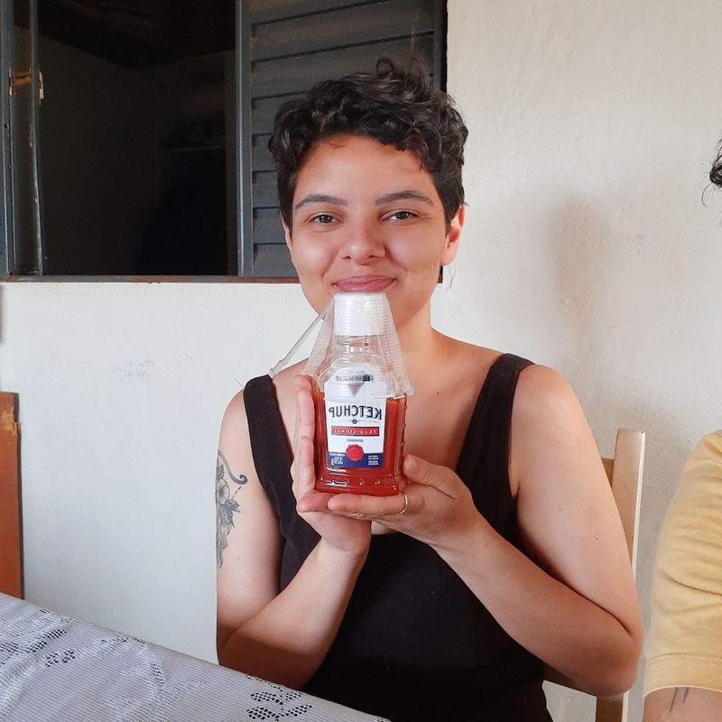 Caroline de Souza picture